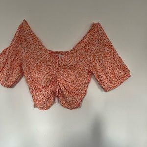 a 👚  divine design on the front and elastic back that adapts well to the body